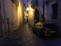 v takových uličkách jsme parkovali na ubytování - bez sklopených zrcátek to nešlo, ale ten výhled ráno pak stál za to.