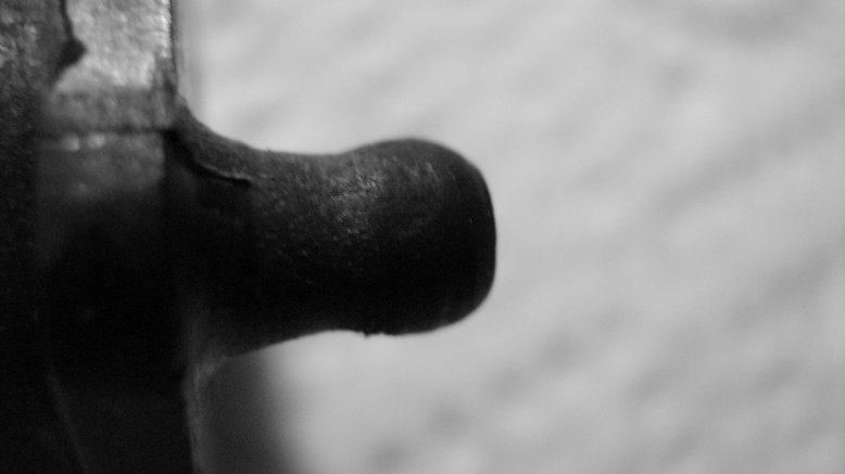 odrbaná kulička na klapce