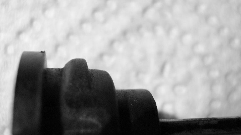 tělo klapky-v místě ložiska otáčení chybí několik mm materiálu